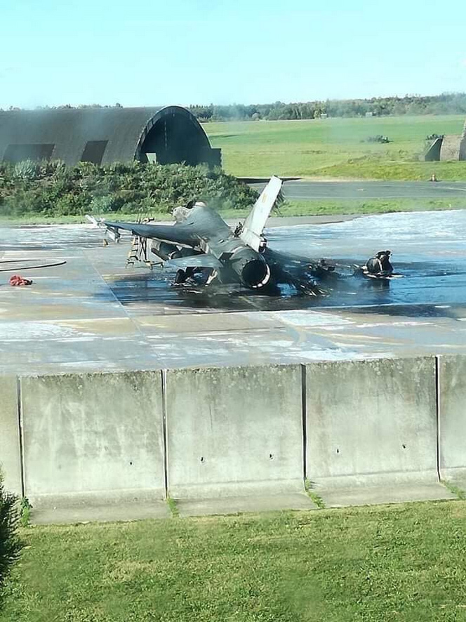 Florennes : un F-16 détruit par une explosion au sol !!! 10100215