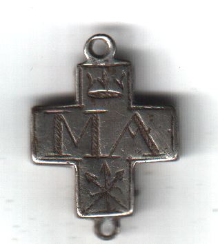 Croix IHS/MA - tôle d'argent - avec 2 anneaux en haut et à la base - Hautes-Alpes - trouvée par ribo05 A1011