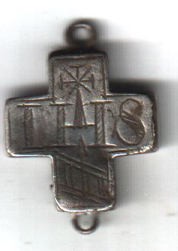 Croix IHS/MA - tôle d'argent - avec 2 anneaux en haut et à la base - Hautes-Alpes - trouvée par ribo05 A1111