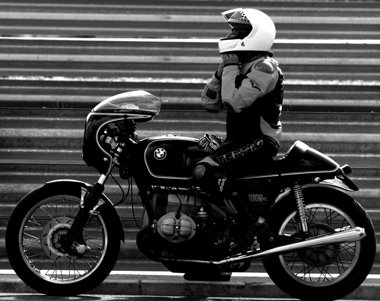 C'est ici qu'on met les bien molles....BMW Café Racer - Page 13 051010