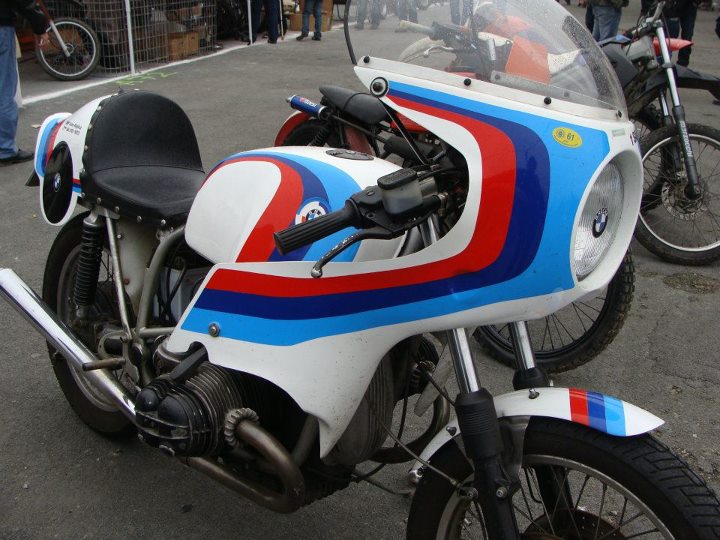 C'est ici qu'on met les bien molles....BMW Café Racer - Page 13 42798110