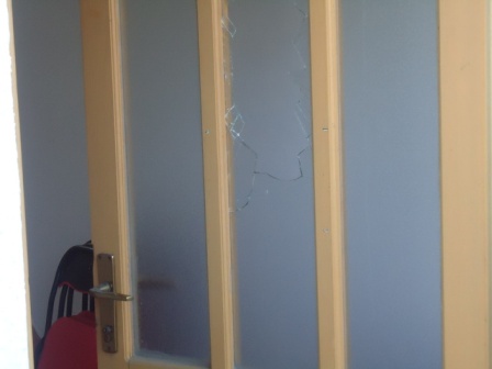 Foto: Nepoznata osoba razbila staklo na vratima citaonice u MZ Pribava Vrata_10