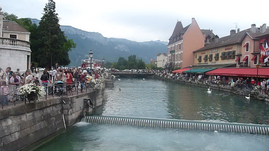 ANNECY NOUS PRIT DANS SES BRAS ..PENDANT QUE TOURS S"'EST RESSOURCE A EVIAN - Page 3 P1100518