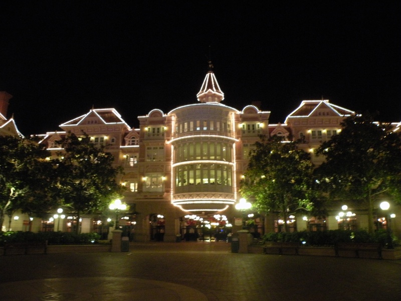 La vue du Disneyland Hotel la nuit... - Page 3 03810