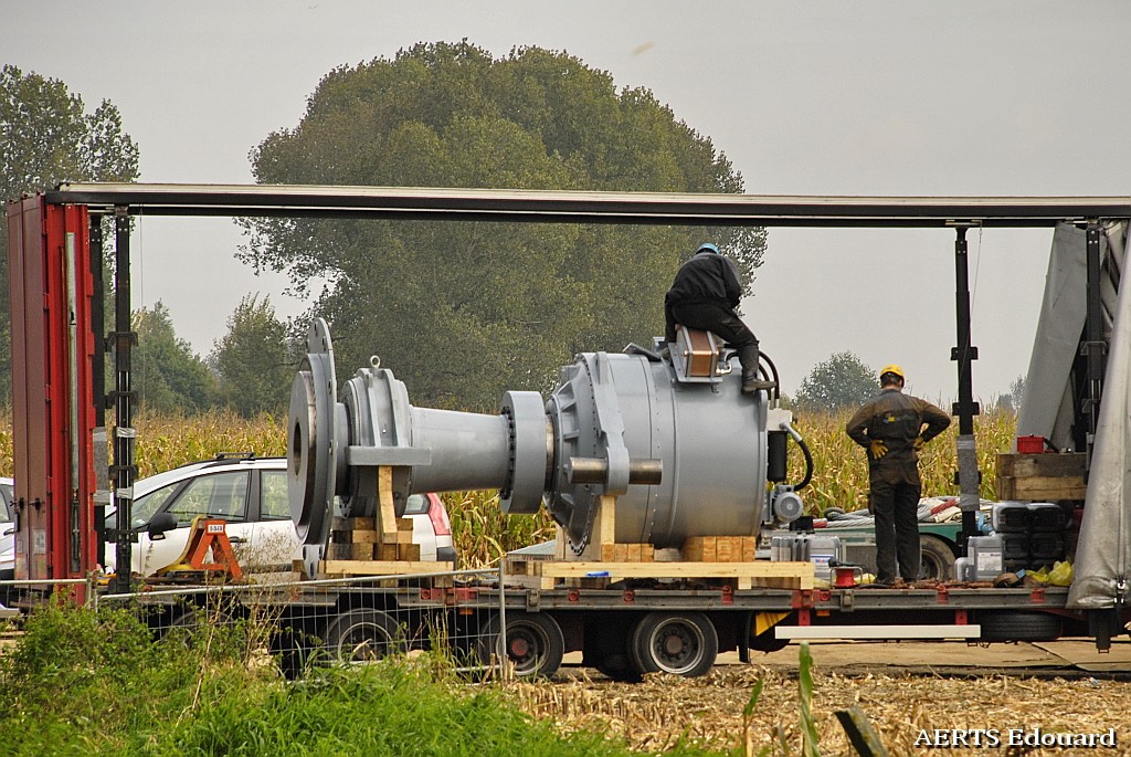 Travail sur une Eolienne à Doorn [13-10-2010] Eol00810