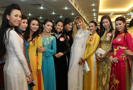 Thí sinh Hoa hậu Việt Nam mặc áo dài dự tiệc tối La20xa21