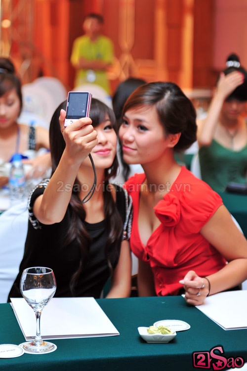 Top 20 HHVN Đàm Thu Trang đọ dáng cùng Miss Teen 2009  Untitl78