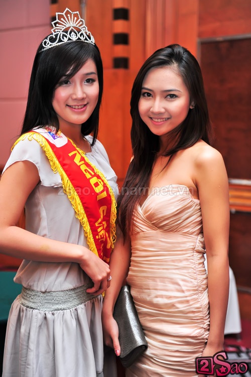 Top 20 HHVN Đàm Thu Trang đọ dáng cùng Miss Teen 2009  Untitl83