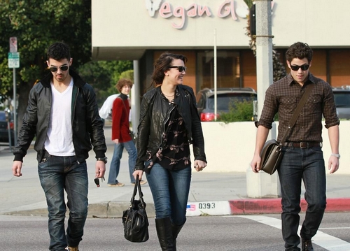 Nick Jonas y Joe Jonas paseando con Samantha Barks Jonas-10