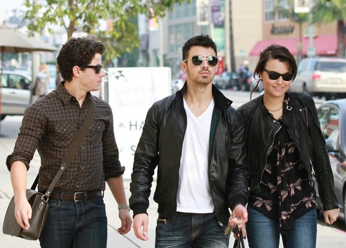Nick Jonas y Joe Jonas paseando con Samantha Barks Jonas-11