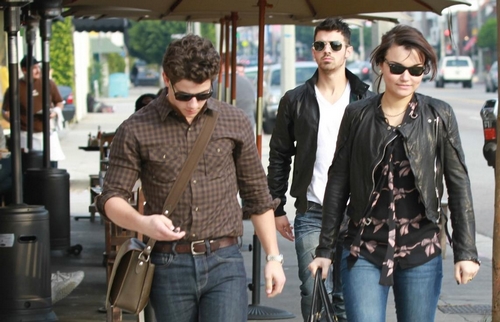 Nick Jonas y Joe Jonas paseando con Samantha Barks Jonas-12