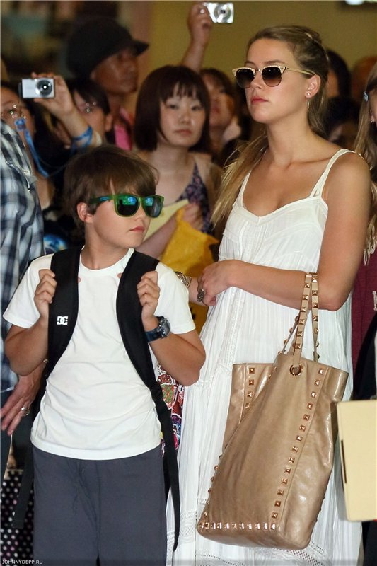 Johnny Depp , ses enfants et Amber Heard a l'aéroport de Tokyo B40e8c10
