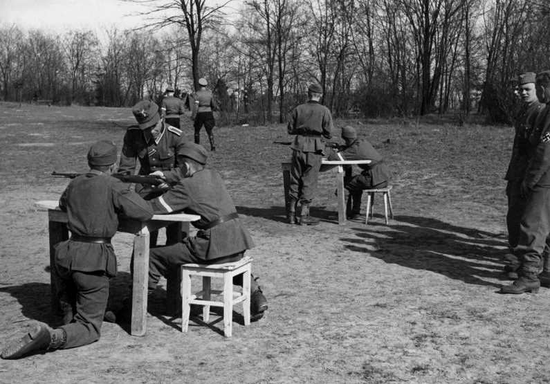 TRUPPENAUSBILDUNG : l'instruction du soldat allemand - Page 5 Dsgs11