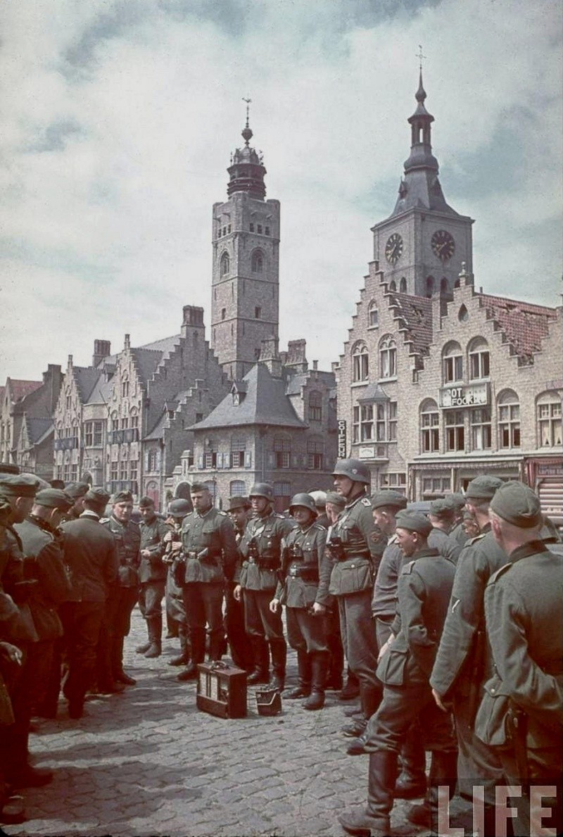 Le soldat allemand écoute la radio ! Tjhr10