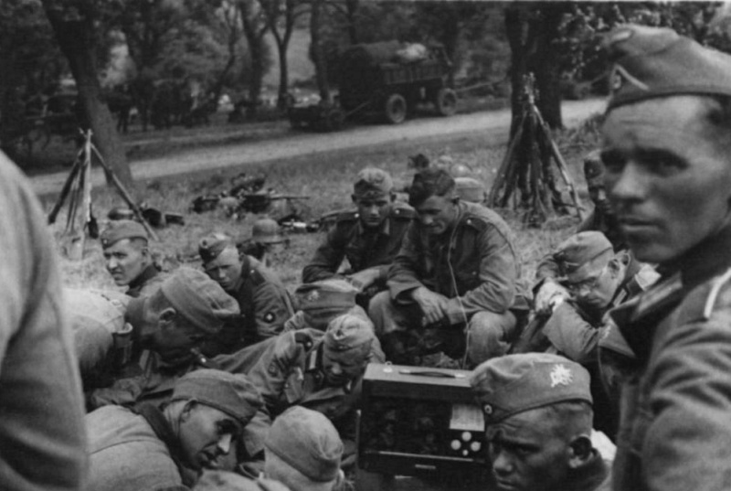 Le soldat allemand écoute la radio ! Zerye11