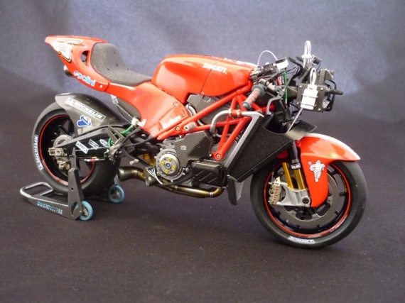 DUCATI desmosedici GP4 Chatel17