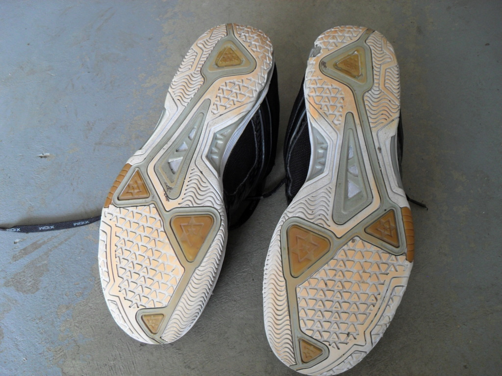 2 paires de chaussure de ping xiom et babolat Sdc12824
