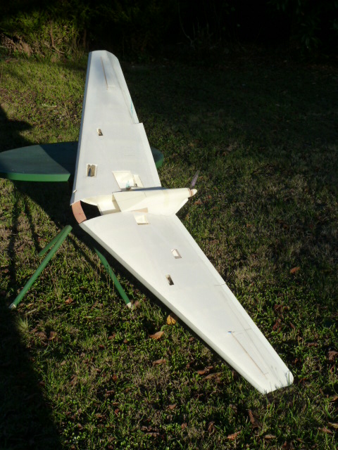 Construction avion de chasse : Une aile volante sans dérive P1010137