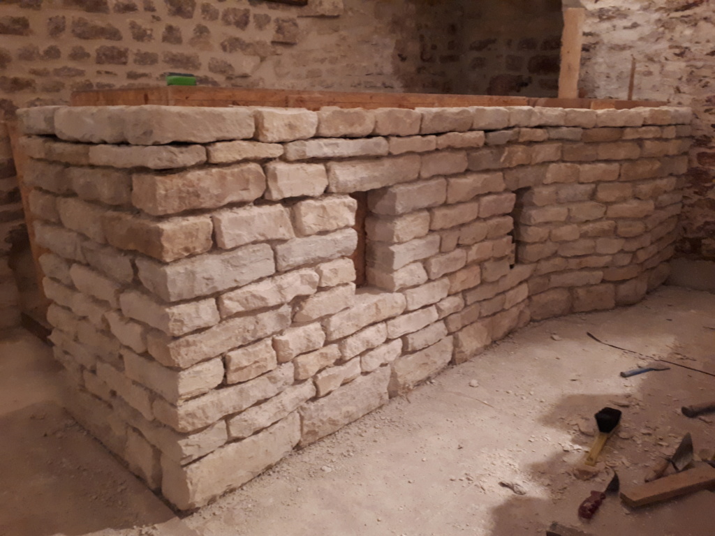 Construction d'un bar en pierre dans la cave 20190111