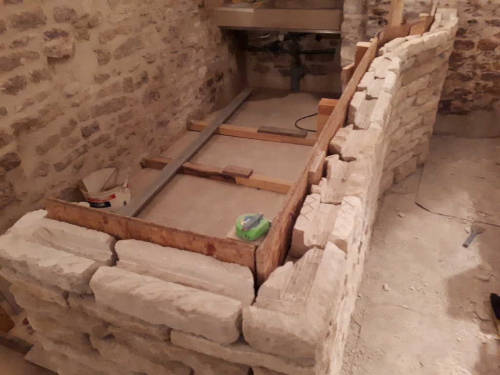 Construction d'un bar en pierre dans la cave 20190113