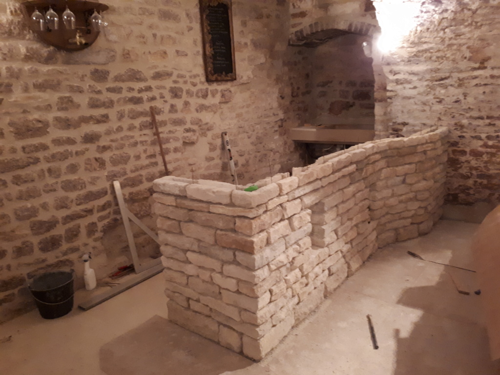 Construction d'un bar en pierre dans la cave 20190116