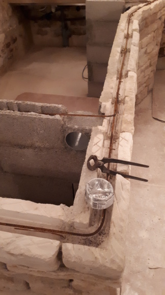 Construction d'un bar en pierre dans la cave 20190216