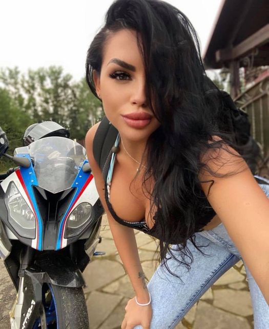 Babes & Bikes - Page 2 20692210