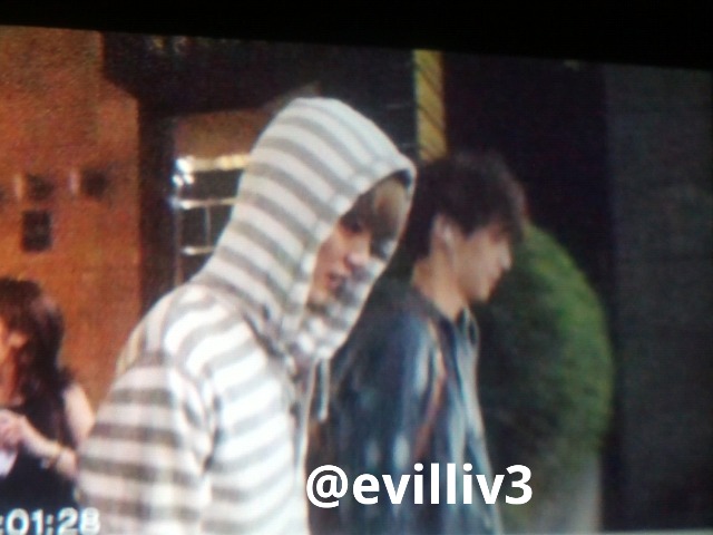 120811 Luhan and Lay spoted on the street [1P] 69448a10