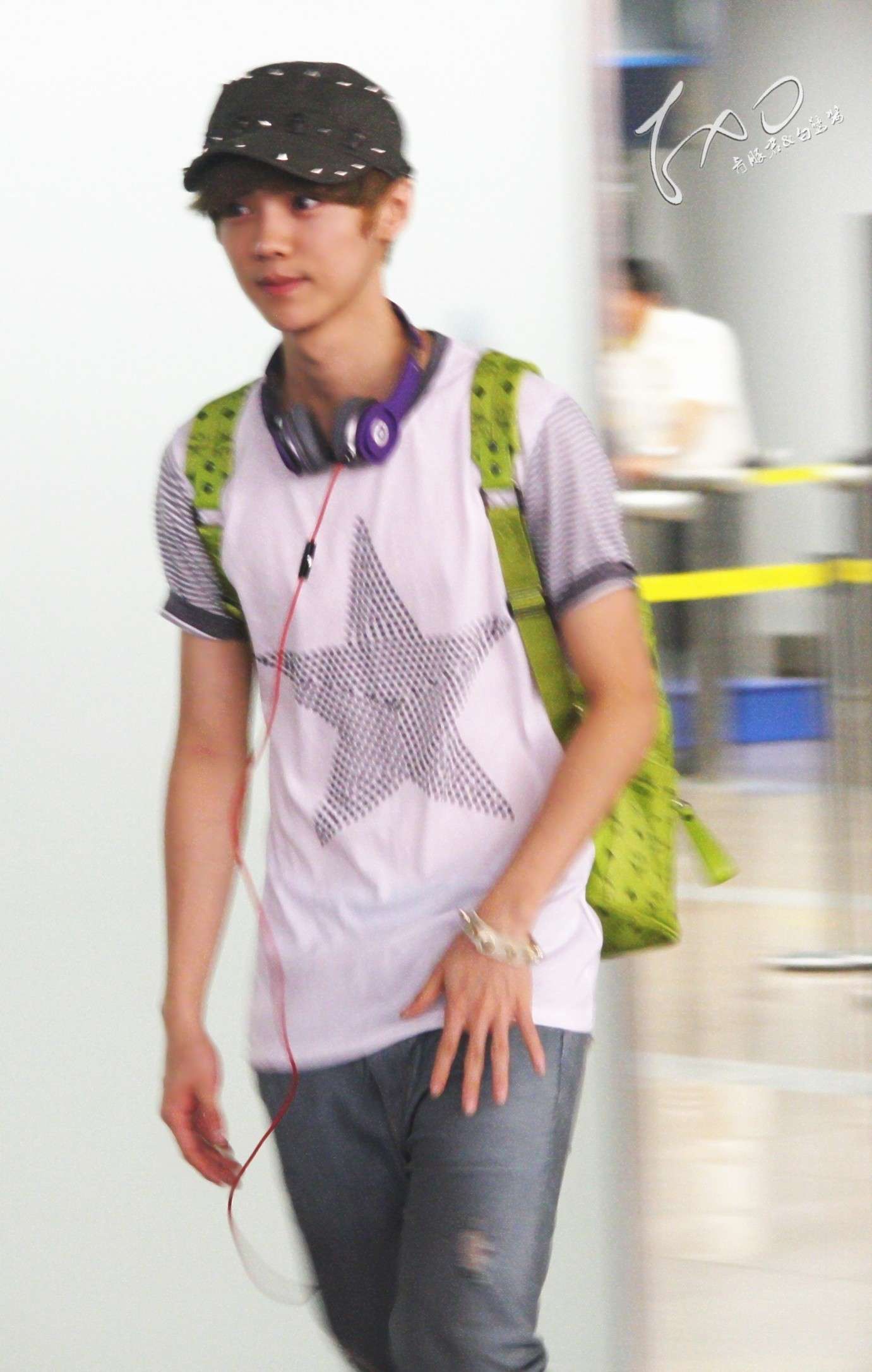 120831 Luhan at Beijing Airport [10P] A32bb711