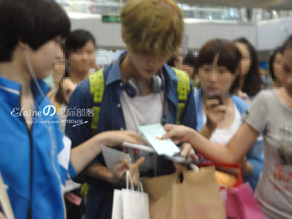 120902 Luhan at Beijing Airport [18P] A4c50610