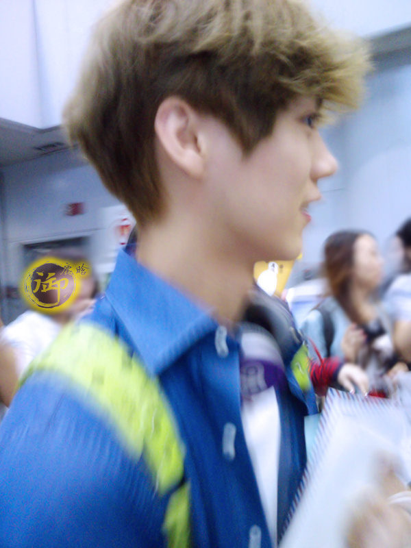 120902 Luhan at Beijing Airport [18P] A6e16f16