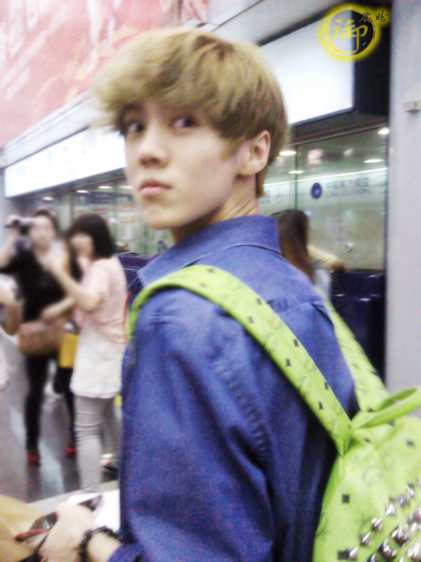 120902 Luhan at Beijing Airport [18P] A6e16f17