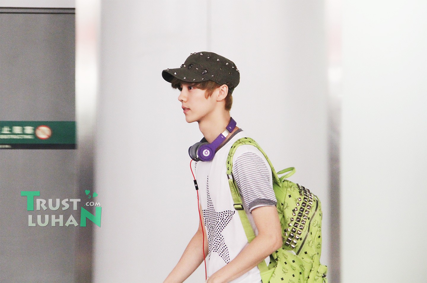 120831 Luhan at Beijing Airport [10P] A70f2a14