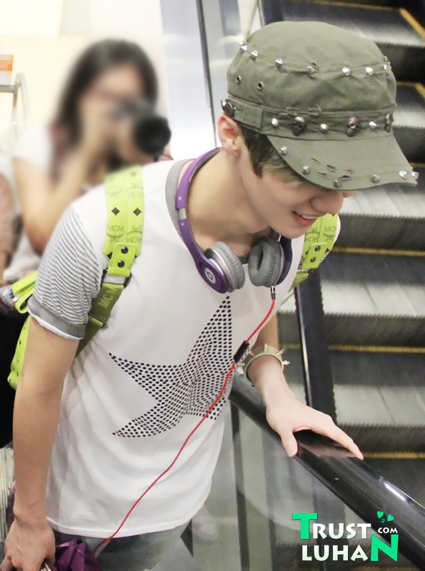120831 Luhan at Beijing Airport [10P] A70f2a16
