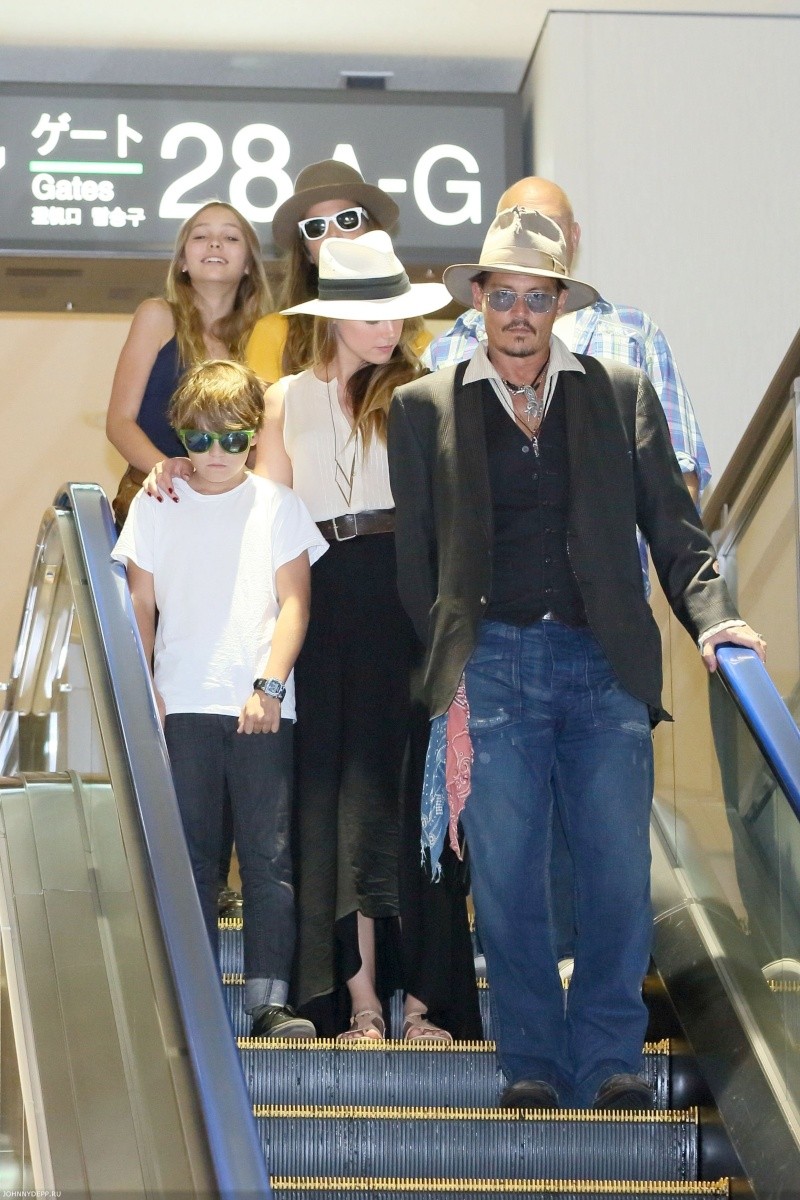 Johnny Depp , ses enfants et Amber Heard a l'aéroport de Tokyo - Page 2 041e8910