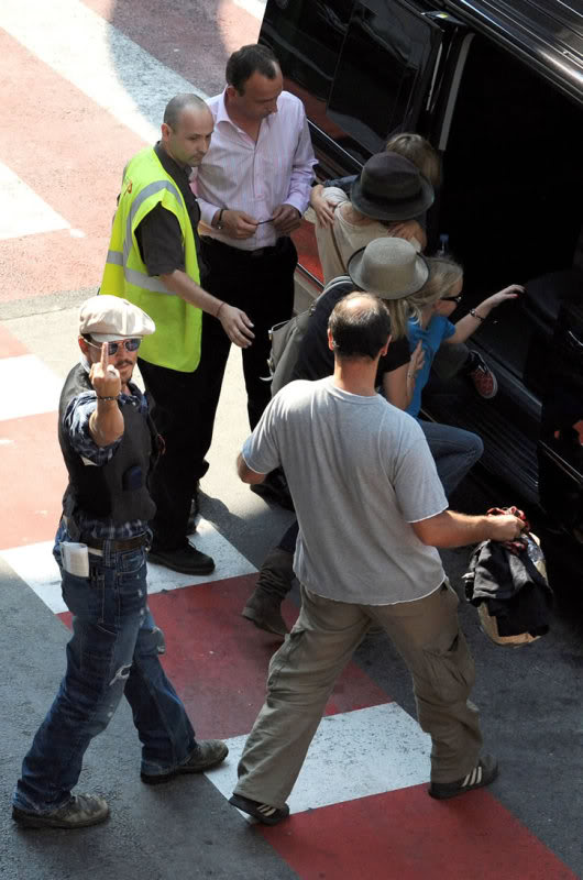 Johnny Depp , ses enfants et Amber Heard a l'aéroport de Tokyo 1212