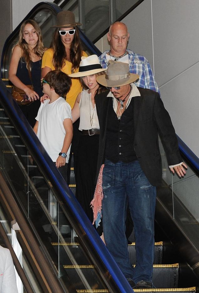 Johnny Depp , ses enfants et Amber Heard a l'aéroport de Tokyo - Page 2 17383010