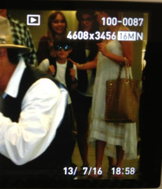 Johnny Depp , ses enfants et Amber Heard a l'aéroport de Tokyo - Page 2 247c5010