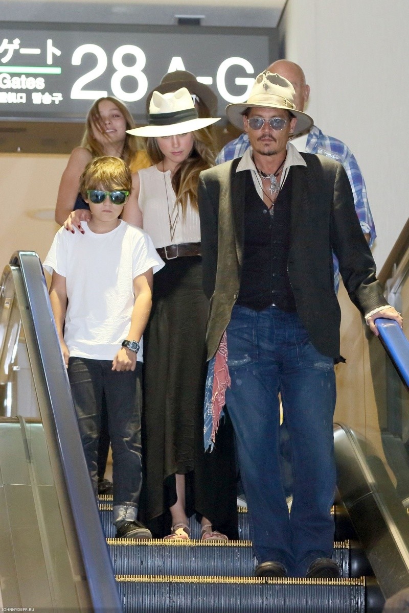 Johnny Depp , ses enfants et Amber Heard a l'aéroport de Tokyo - Page 2 2a8e3610