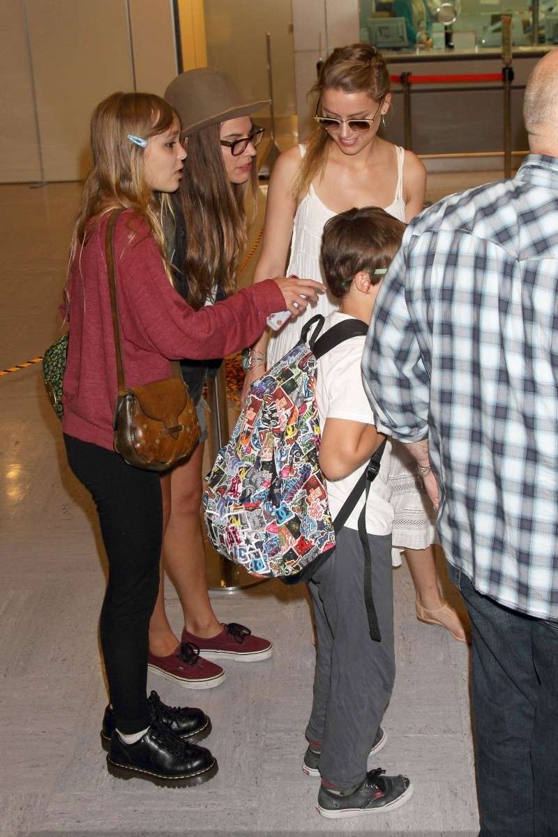 Johnny Depp , ses enfants et Amber Heard a l'aéroport de Tokyo 2bb88c10