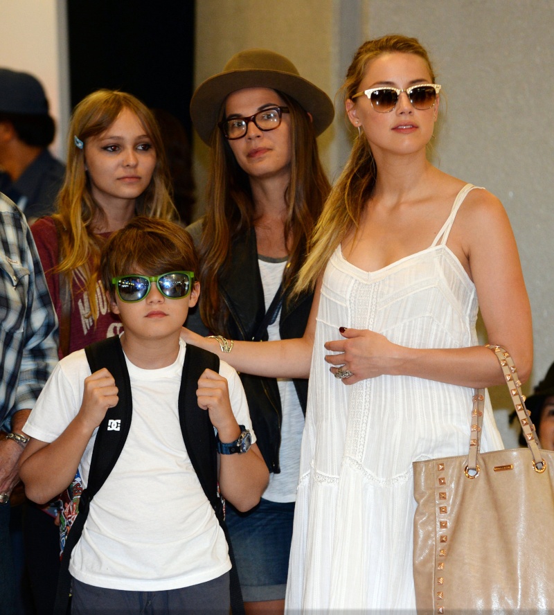 Johnny Depp , ses enfants et Amber Heard a l'aéroport de Tokyo 2ec69d11