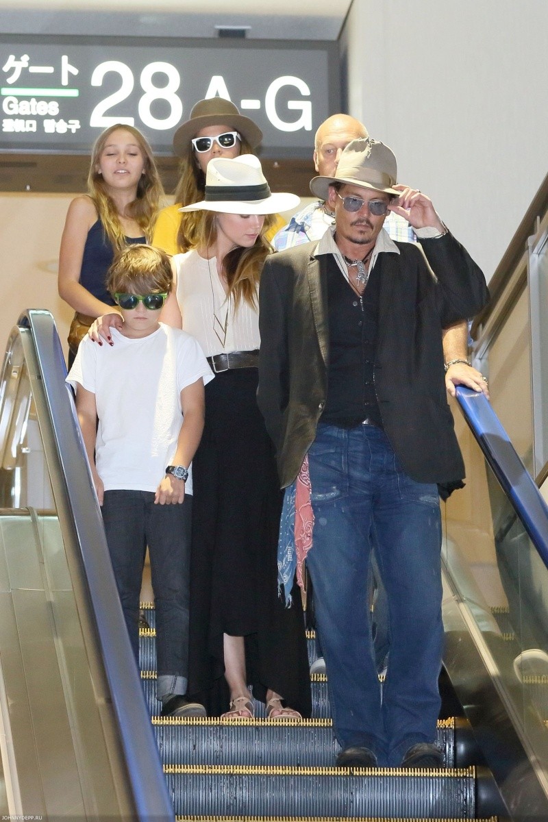 Johnny Depp , ses enfants et Amber Heard a l'aéroport de Tokyo - Page 2 3a80ff10