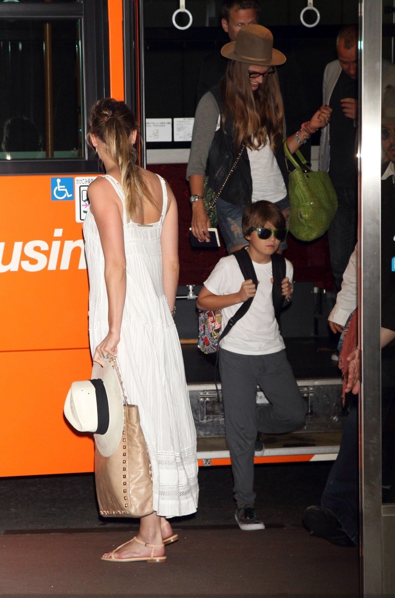 Johnny Depp , ses enfants et Amber Heard a l'aéroport de Tokyo 3b5d1c10