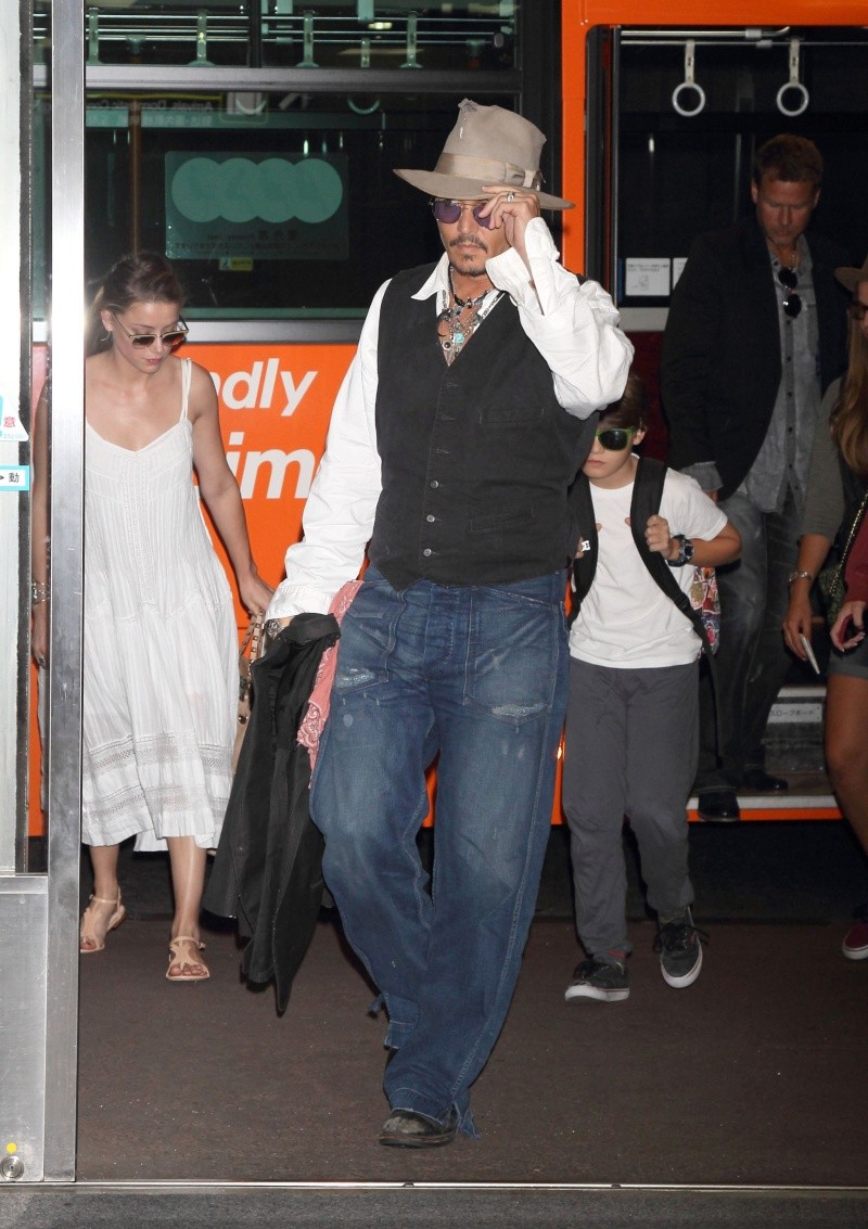 Johnny Depp , ses enfants et Amber Heard a l'aéroport de Tokyo 3e6c2010