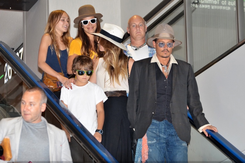 Johnny Depp , ses enfants et Amber Heard a l'aéroport de Tokyo - Page 2 4895de10