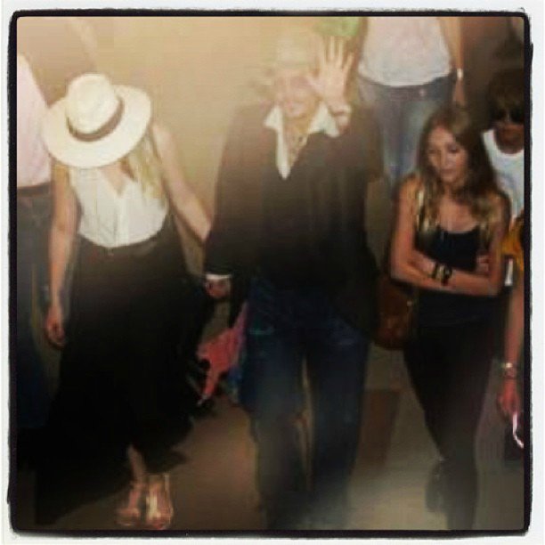 Johnny Depp , ses enfants et Amber Heard a l'aéroport de Tokyo - Page 2 53000210
