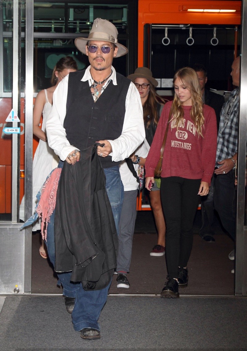 Johnny Depp , ses enfants et Amber Heard a l'aéroport de Tokyo 5baa8d10