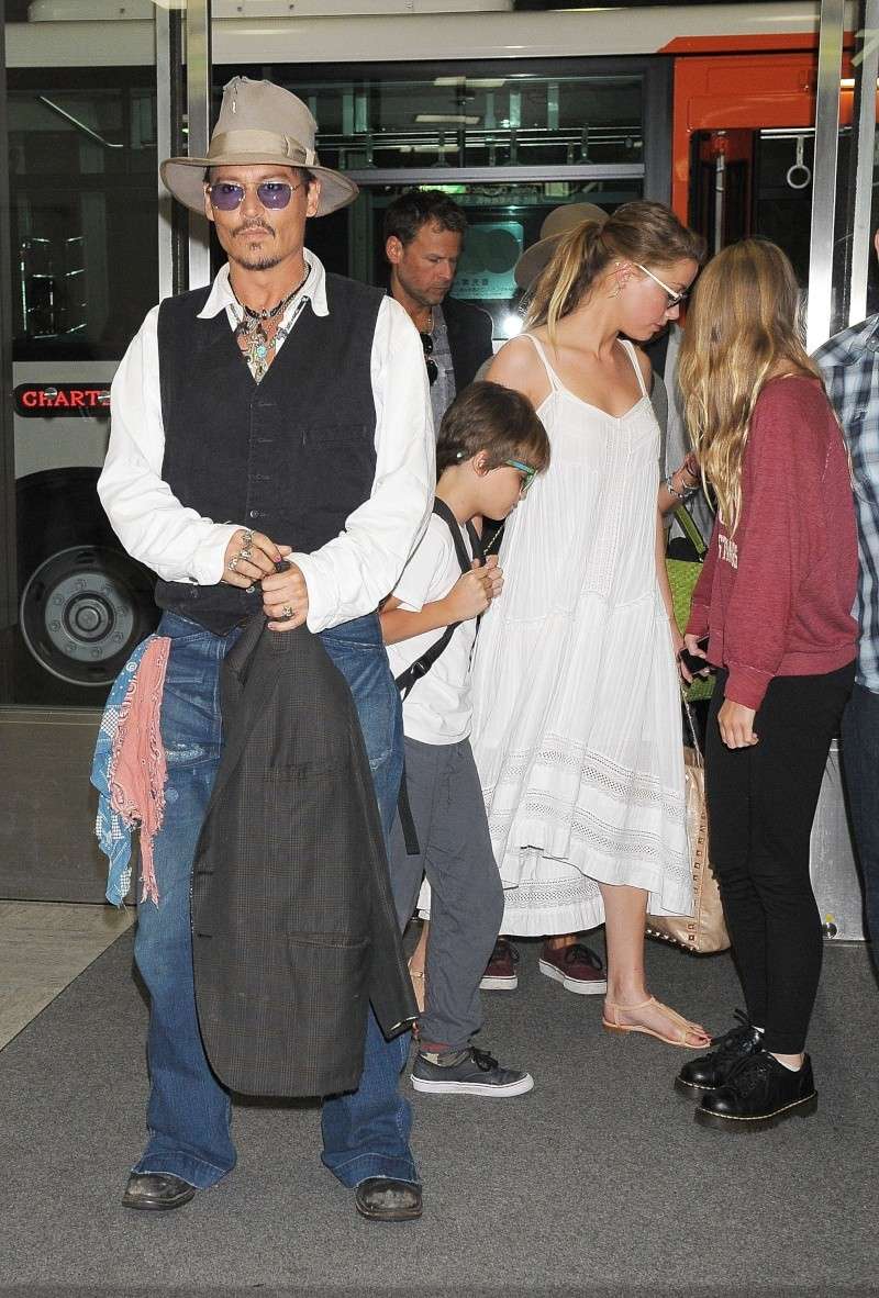 Johnny Depp , ses enfants et Amber Heard a l'aéroport de Tokyo 652ba210