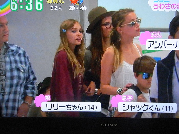 Johnny Depp , ses enfants et Amber Heard a l'aéroport de Tokyo - Page 2 70uo0g10