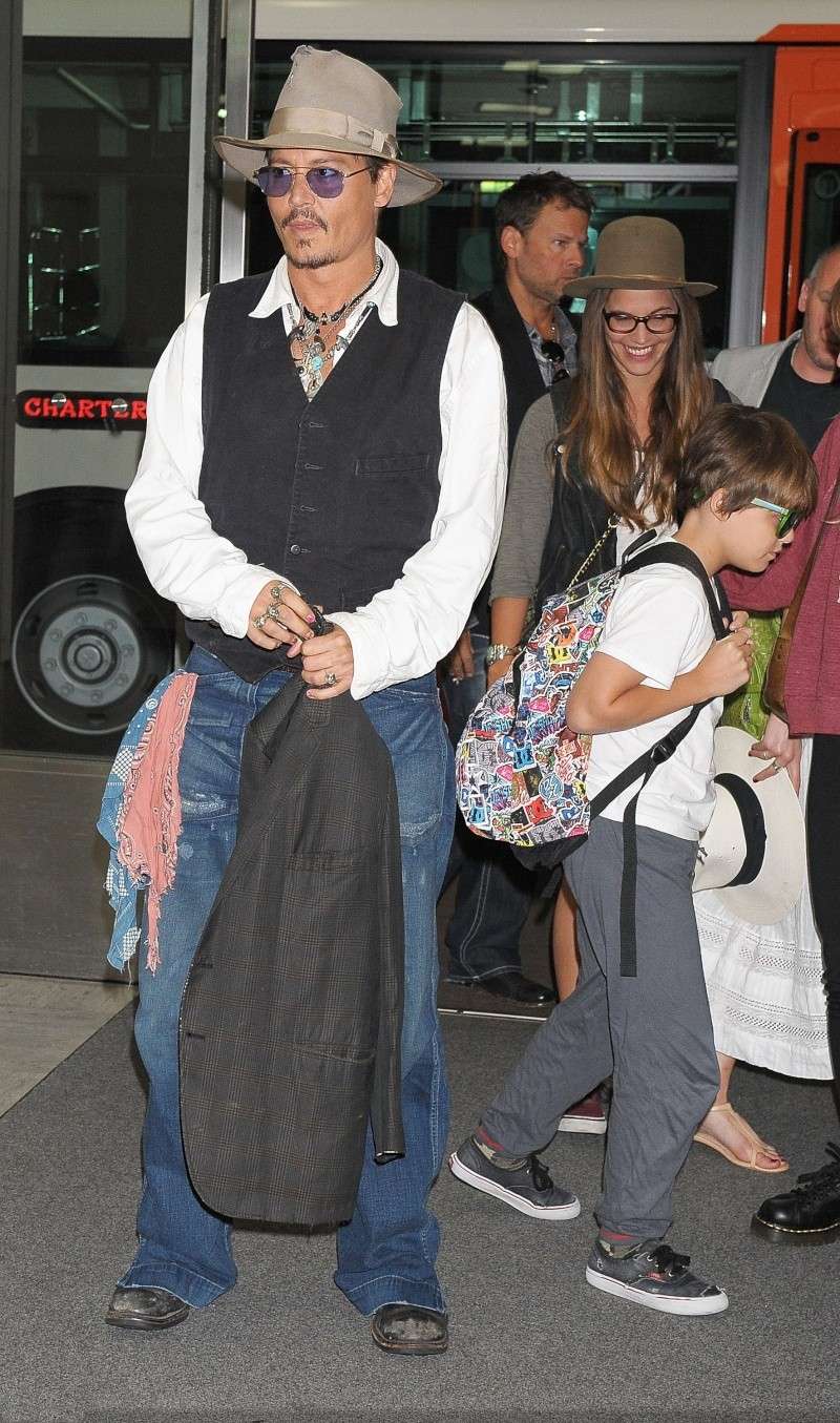 Johnny Depp , ses enfants et Amber Heard a l'aéroport de Tokyo 74b81910